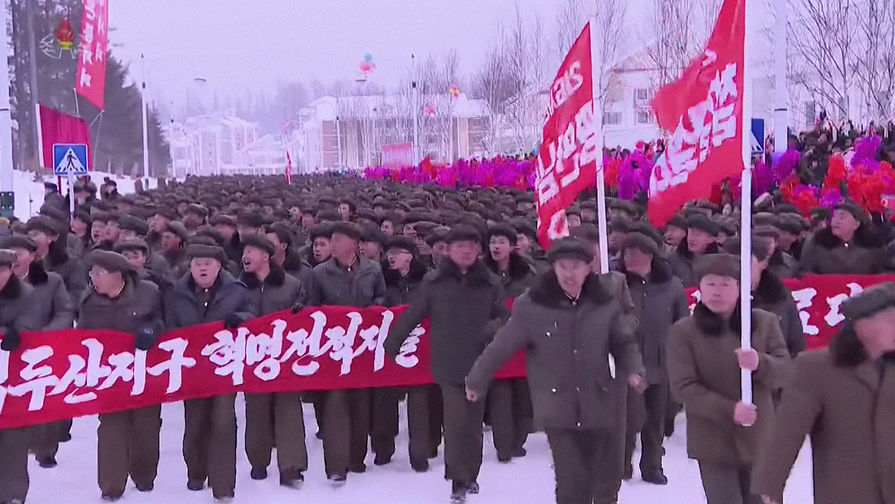Кадр из&nbsp;репортажа северокорейского телевидения о&nbsp;завершении строительства города уезда Самджиён, 2 декабря 2019 года