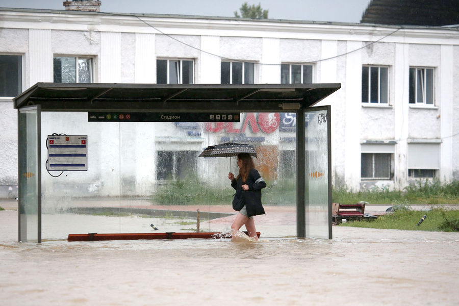 Вид на остановку общественного транспорта перед стадионом имени 50-летия Октября, подтопленного из-за сильных дождей в Керчи, 13 августа 2021 года 