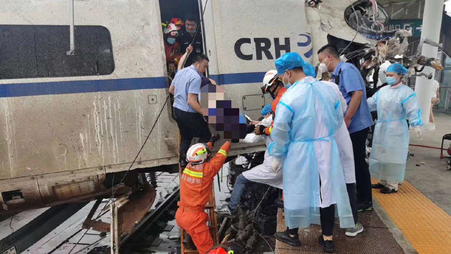В Китае машинист скоростного поезда погиб из-за столкновения состава с оползнем