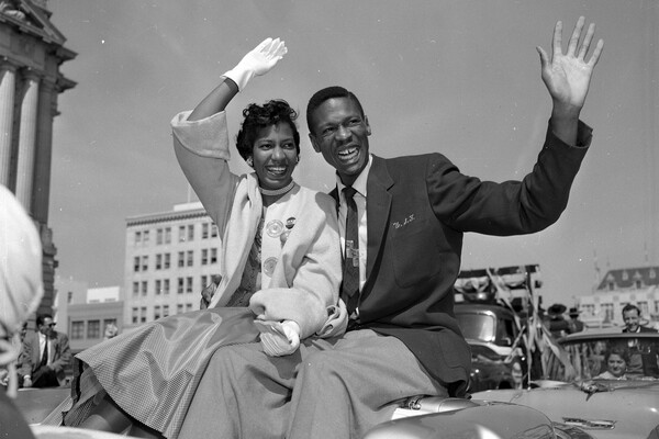 Билл Расселл с&nbsp;девушкой, будущей супругой Роуз Суишер
на&nbsp;параде в&nbsp;Сан-Франциско после победы в&nbsp;чемпионате NCAA по&nbsp;баскетболу, 25&nbsp;марта 1955&nbsp;года
