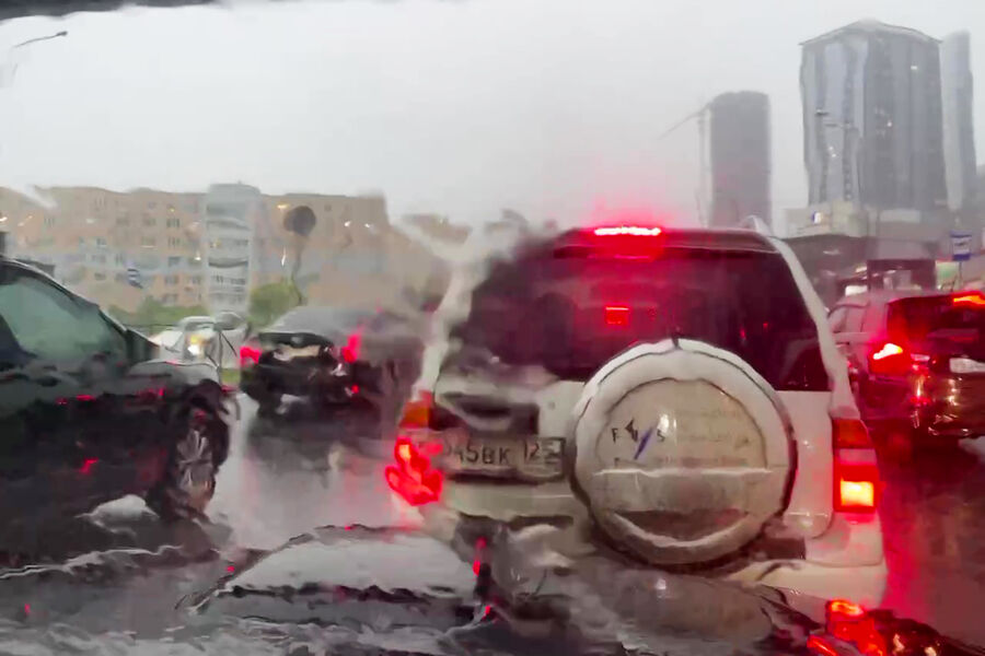 Автомобильное движение во время сильных ливней во Владивостоке
