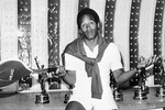 О.Джей Симпсон на фоне своих спортивных трофеев, Лас-Вегас, 1976 год

