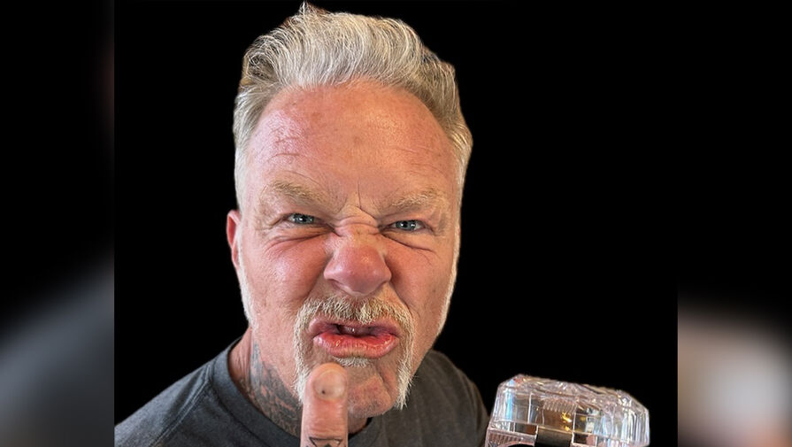 Лидер Metallica сделал тату из праха Лемми Килмистера на среднем пальце