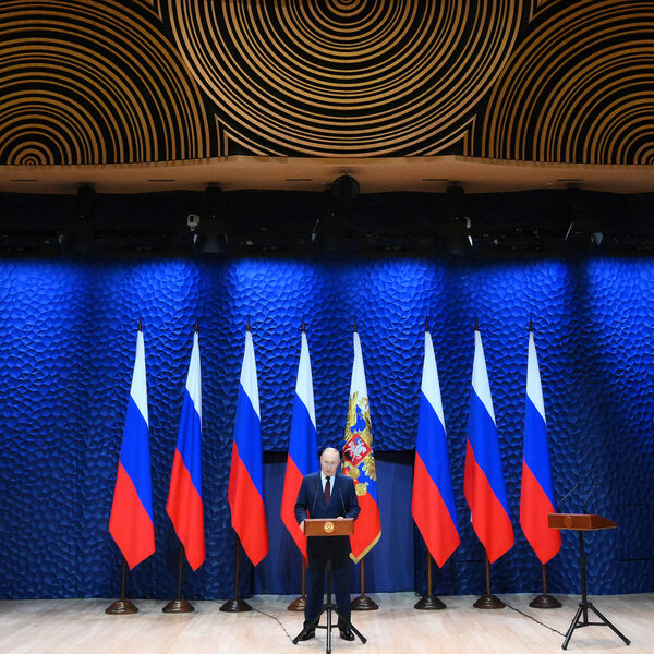 Педагогический фронт: Путин наградил педагогов, чьи ученики стали примером мужества