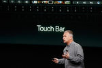 Во время презентации Apple MacBook Pro с сенсорной панелью