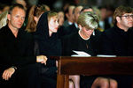 Музыкант Стинг со своей супругой Труди Тайлер, принцесса Уэльская Диана и Элтон Джон отдают дань уважения Джанни Версаче в Миланском соборе, 22 июля 1997 года