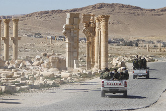Солдаты сирийской армии в исторической части Пальмиры, 1 апреля 2016 года