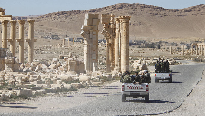 Солдаты сирийской армии в исторической части Пальмиры, 1 апреля 2016 года
