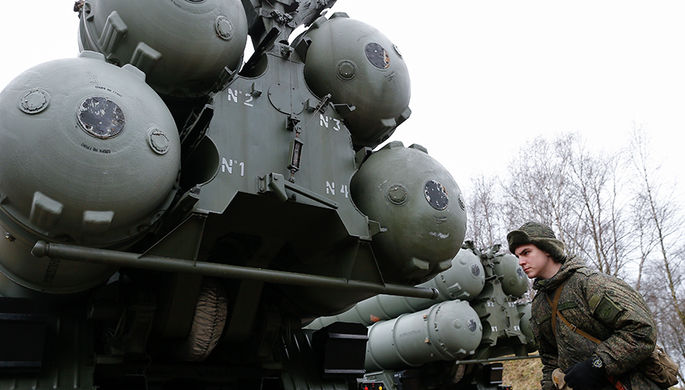 Во время тренировки по приведению в боевую готовность расчетов зенитных ракетных комплексов С-400...