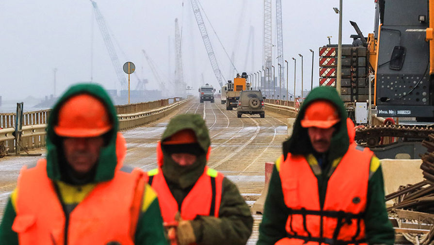 На месте строительства транспортного перехода через Керченский пролив на острове Тузла, декабрь 2016 года