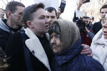 Народный депутат Надежда Савченко со своей матерью у здания Верховной Рады Украины в Киеве, 22 марта 2018 года