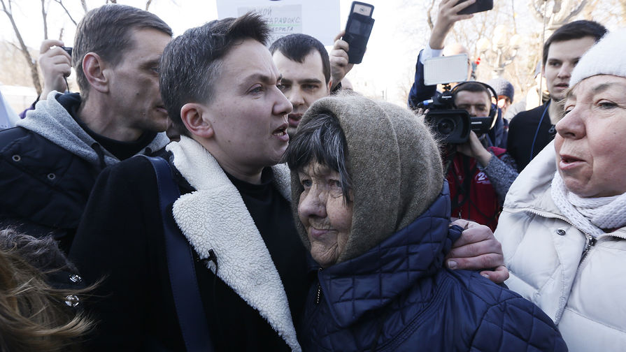 Народный депутат Надежда Савченко со своей матерью у&nbsp;здания Верховной Рады Украины в&nbsp;Киеве, 22 марта 2018 года