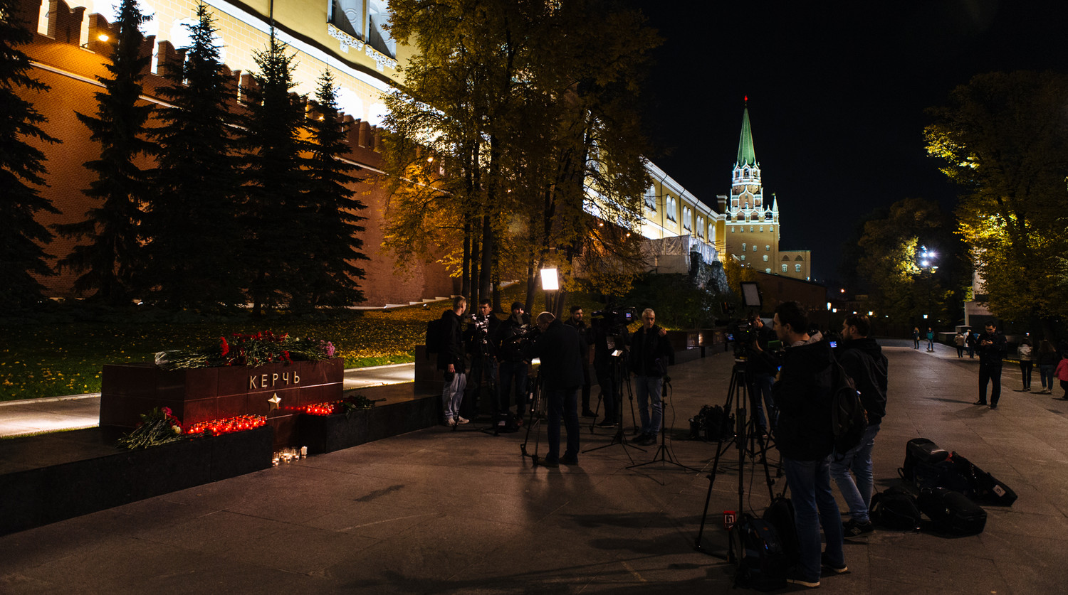 Цветы у мемориала Города-героя Керчь в Александровском саду, 17 октября 2018 года