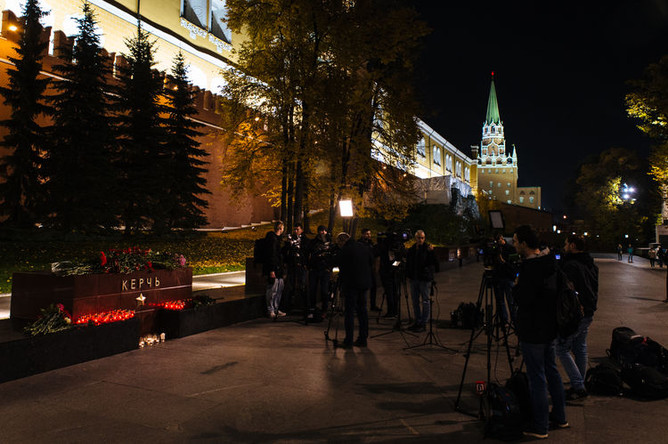 Цветы у мемориала Города-героя Керчь в Александровском саду, 17 октября 2018 года