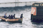 Команда плавучего дока ПД-50 во время внешнего осмотра рубки ПЛ «Курск», октябрь 2001 года