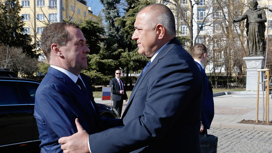 Председатель правительства России Дмитрий Медведев и премьер-министр Болгарии Бойко Борисов во время церемонии официальной встречи в Софии, 4 марта 2019 года