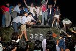 Люди с камнями стоят на правительственной бронетехнике в Пекине. Между протестующими за демократию и китайскими войсками усилилось насилие, в результате чего сотни людей погибли в одночасье, 4 июня 1989 года 
