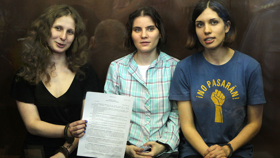 Участницы группы Pussy Riot Екатерина Самуцевич, Мария Алехина и Надежда Толоконникова во время заседания Мосгорсуда, август 2012 года