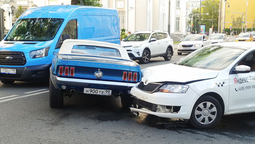 Последствия ДТП на&nbsp;ул. Остоженка в&nbsp;Москве с&nbsp;участием автомобиля Ford Mustang службы каршеринга, машины такси и фургона, 20 августа 2020 года