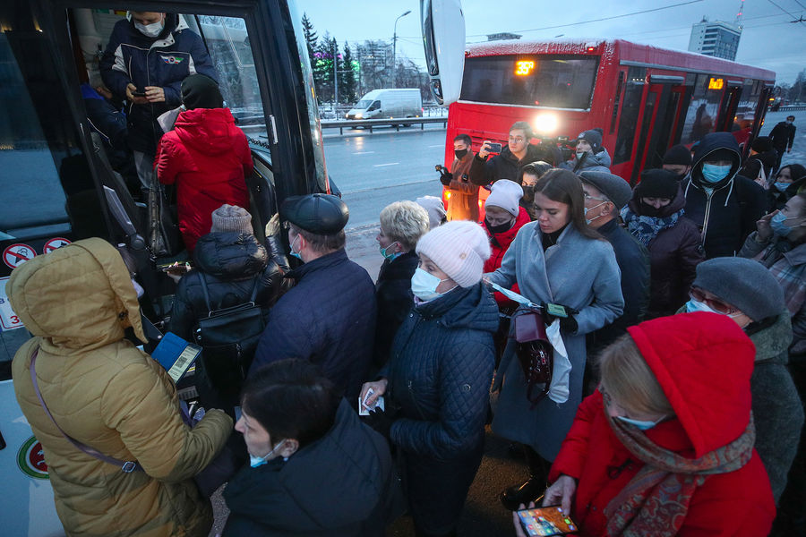 Проверка QR-кодов у пассажиров автобуса на остановке общественного транспорта «Энергетический университет» в Казани, 22 ноября 2021 года 
