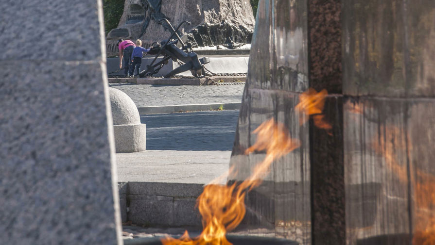 В Волгограде задержали женщину, которая сожгла свои вещи и цветы на Вечном огне