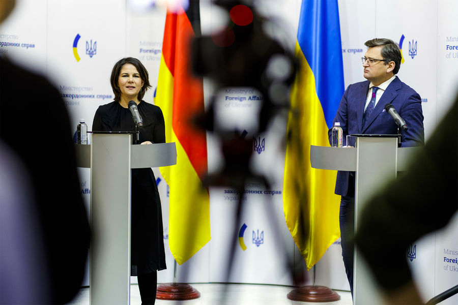 Глава МИД Германии Анналена Бербок и главы МИД Украины Дмитрий Кулеба во время встречи в Киеве, 17 января 2022 года