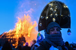 Сожжение арт-объекта на праздновании Масленицы в арт-парке Никола-Ленивец Калужской области, 16 марта 2024 года