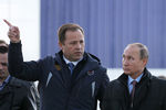  Глава «Роскосмоса» Игорь Комаров и президент России Владимир Путин (слева направо) во время посещения строящегося космодрома Восточный