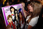 Пэрис Джексон с подарком от поклонников — плакатом, на котором изображен Майкл Джексон и его дети