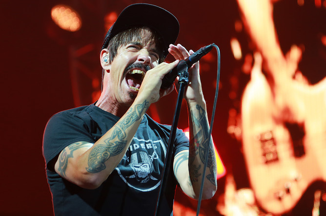 Вокалист группы Red Hot Chili Peppers Энтони Кидис во время концерта в Москве, июль 2016