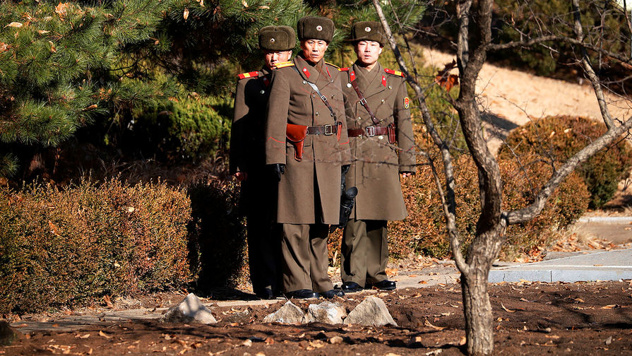 Северокорейские солдаты на границе с Южной Кореей, ноября 2017 года