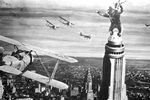 Эмпайр-стейт-билдинг фигурирует более чем в 90 кинофильмах. Наиболее заметная роль отведена ему в картине 1933 года «Кинг-Конг» и ленте Лео Маккэри «Любовный роман» (1939). На фото: истребители атакуют Кинг-Конга на Эмпайр-стейт-билдинг в сцене из фильма «Кинг-Конг» (1933)