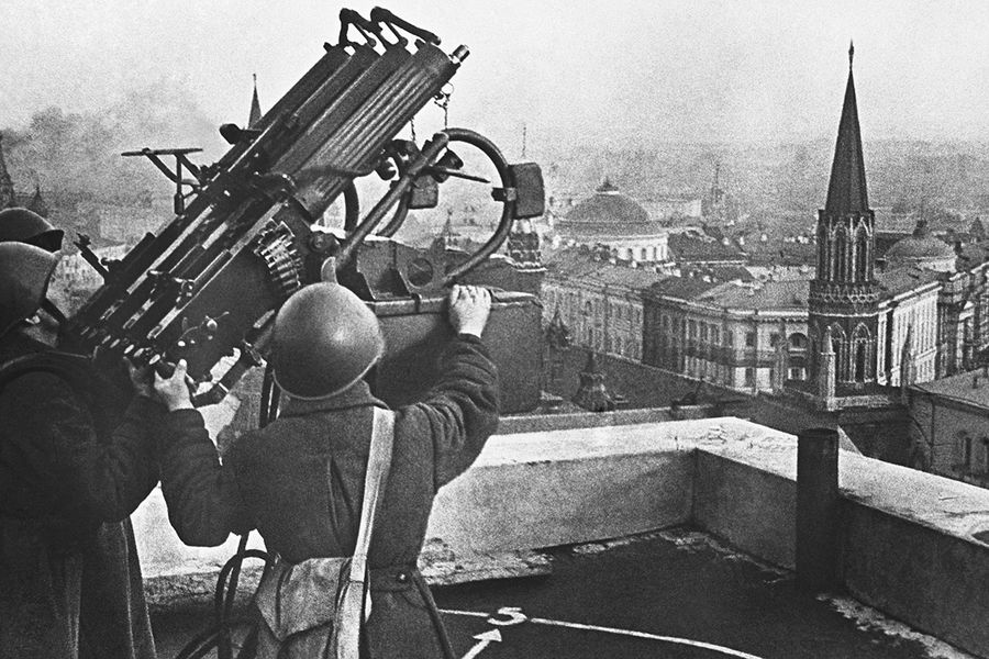 Красноармейцы у зенитной пулеметной установки М4 на крыше гостиницы «Москва» при авианалете немецких самолетов во время Великой Отечественной войны, 1941 год