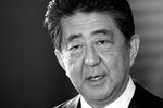 <b>Синдзо Абэ (21 сентября 1954 — 8 июля 2022)</b> — японский государственный и политический деятель. Председатель Либерально-демократической партии. Премьер-министр Японии в 2006—2007 и 2012—2020 годах, проработавший дольше всех на этой должности в истории страны. Трагически погиб в результате покушения