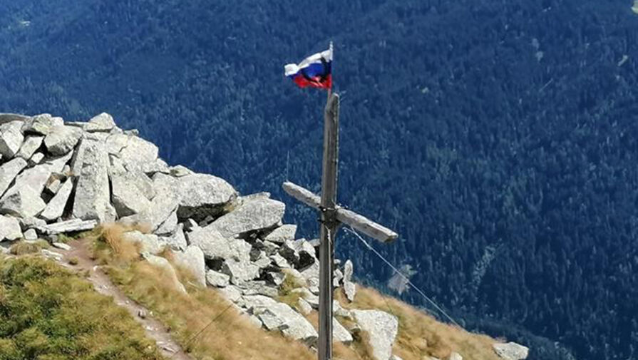 Российский флаг сняли с вершины горы Чима в Италии
