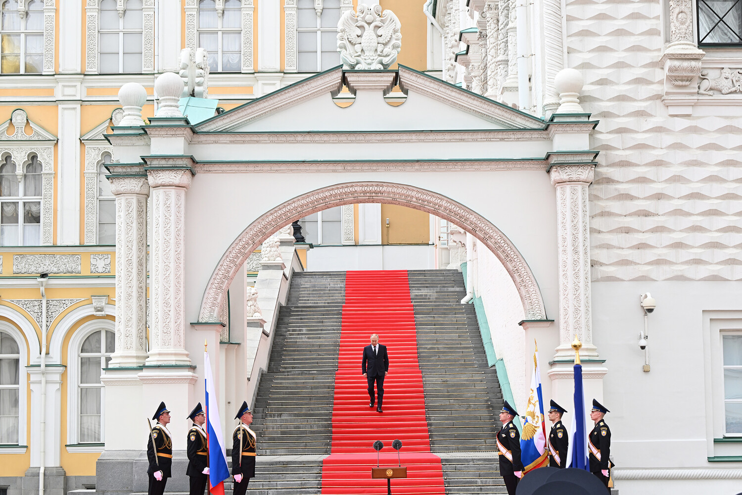 Песков рассказал, почему Путин выбрал Соборную площадь для обращения к  военным - Газета.Ru | Новости