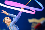 Арина Аверина выполняет упражнение с лентой в финале I этапа Кубка сильнейших по художественной гимнастике в Москве, 2023 год