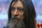 <b>Федор Конюхов</b>
<br><br>
Великий путешественник, который продолжает покорять самые дикие уголки мира и в свои 73 года, во время редких передышек ходит на матчи красно-белых — где его, конечно, принимают с почестями. Сам он признавался, что посещает игры «Спартака» в том числе в поиске вдохновения.
