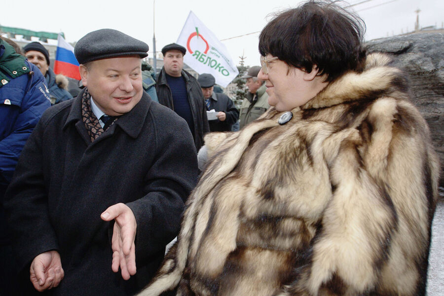 Директор Института проблем экономики переходного периода Егор Гайдар и лидер &laquo;Демократического союза&raquo; Валерия Новодворская во время &laquo;Антифашистского марша&raquo;, Москва, 2005&nbsp;год
