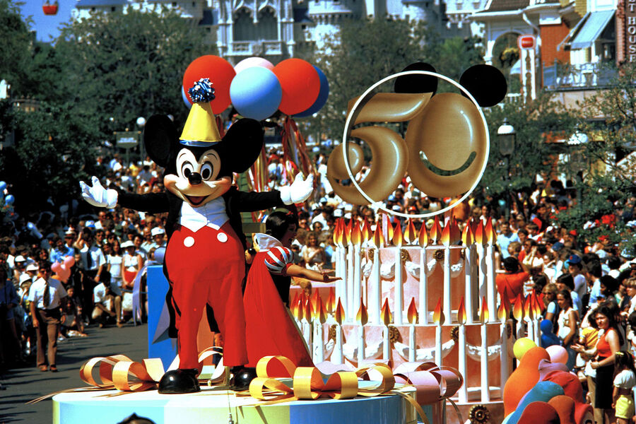 Персонаж Walt Disney Микки Маус во время празднования своего 50-летия в&nbsp;&laquo;Диснейленде&raquo; в&nbsp;Анахайме, штат Калифорния, 1978&nbsp;год