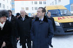 Дмитрий Медведев осматривает школьный автобус в Оренбурге
