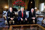 Новый глава Совета по национальной безопасности Г. Р. Макмастер (слева) и президент США Дональд Трамп (в центре)