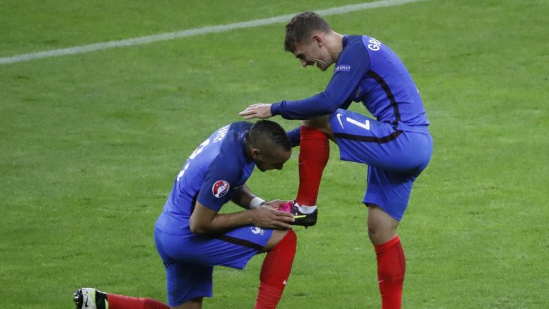 Антуан Гризманн (справа) и Димитри Пайет углядели в Килиане Мбаппе угрозу своим позициям в сборной Франции