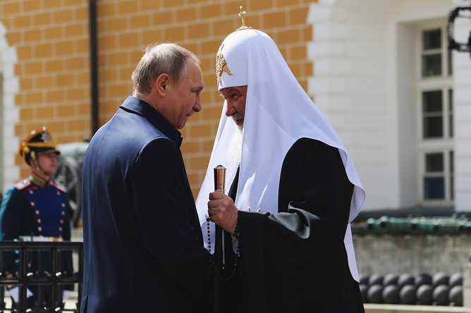 Президент России Владимир Путин и патриарх Кирилл на церемонии открытия памятного креста в честь убитого князя Сергея Александровича в Кремле, 4 мая 2017 года