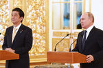 Президент РФ Владимир Путин и премьер-министр Японии Синдзо Абэ во время встречи, 26 мая 2018 года