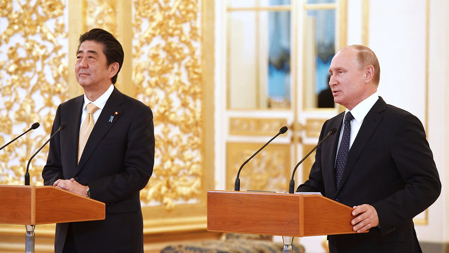 Президент РФ Владимир Путин и премьер-министр Японии Синдзо Абэ во время встречи, 26 мая 2018 года