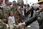 Министр обороны Украины Степан Полторак и президент Украины Петр Порошенко (справа налево) во время парада в честь Дня независимости в Киеве, 2017 год