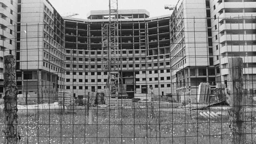 Вид на&nbsp;Ховринскую больницу вскоре после приостановки строительства, 1987 год