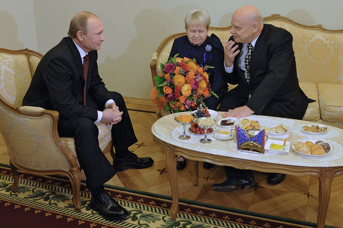 Президент России Владимир Путин, композитор Александра Пахмутова и поэт Николай Добронравов во время встречи в Кремле, 2014 год