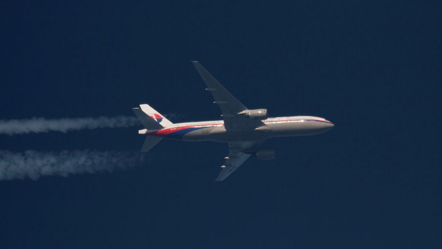 Самолет Boeing 777-200ER авиакомпании Malaysian Airlines с&nbsp;бортовым номером 9M-MRO в&nbsp;небе над&nbsp;Польшей, февраль 2014 года